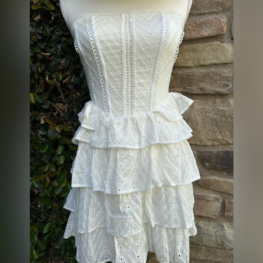 EYELET STRAPLESS RUFFLE DRESS - Picture 2 of 4